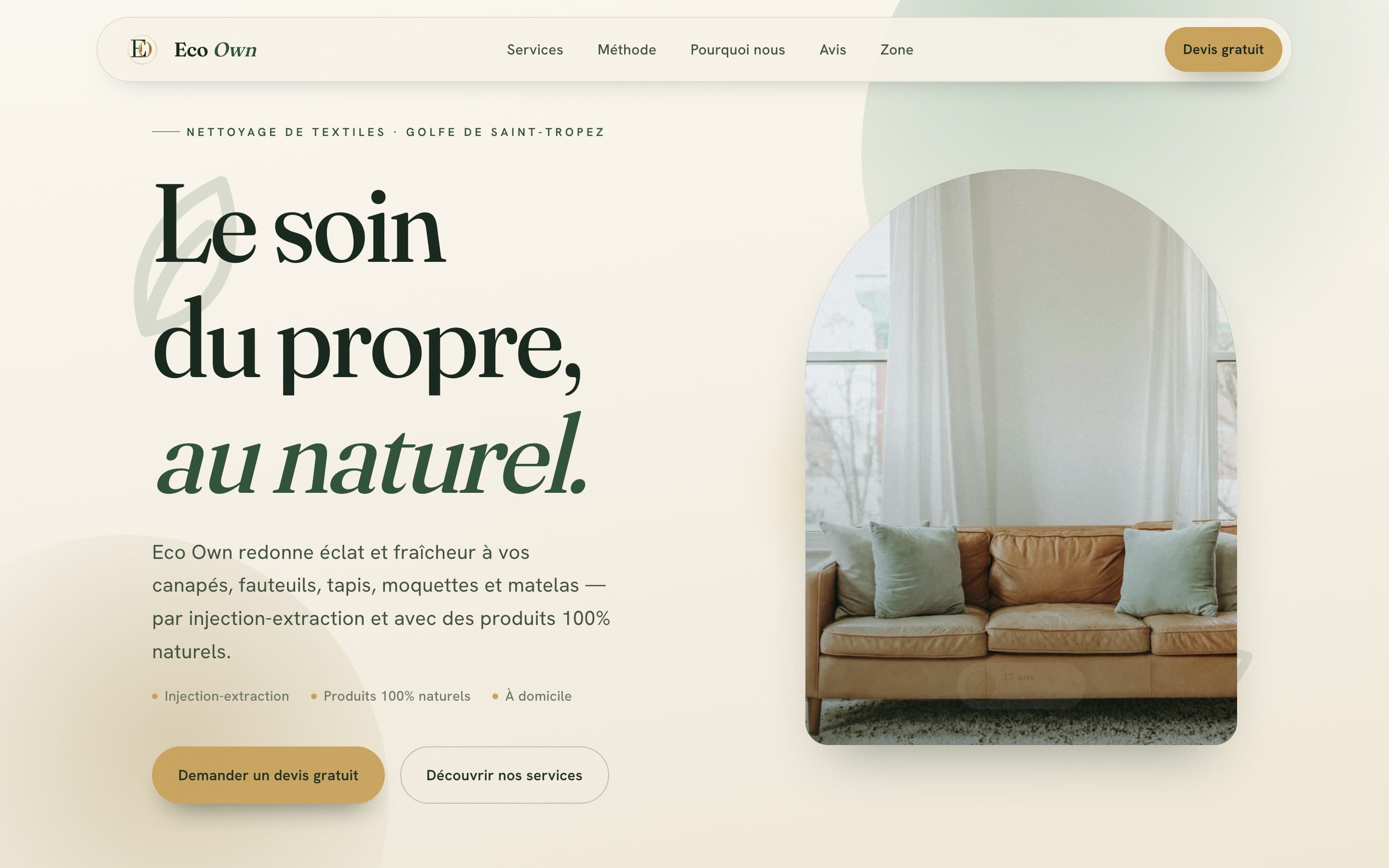 Page d'accueil d'ecoown.online : titre en serif « Le soin du propre, au naturel » sur fond crème, avec une photographie de canapé cadrée dans une arche.