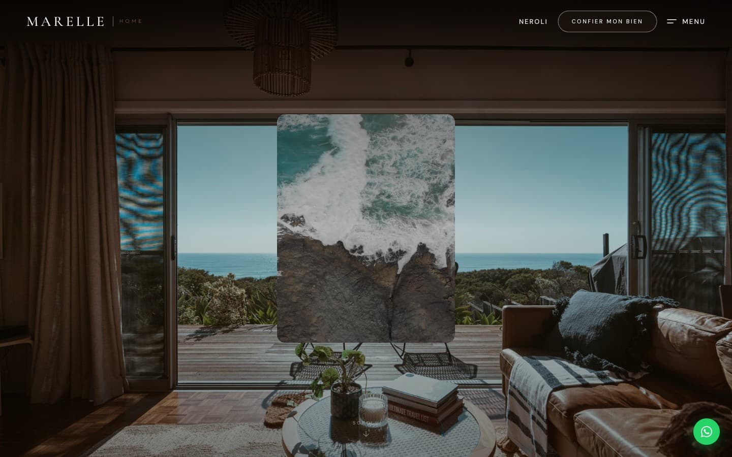 Page d'accueil de marelle-home.fr : un intérieur de villa ouvert sur la mer, avec une carte centrale montrant une côte rocheuse.